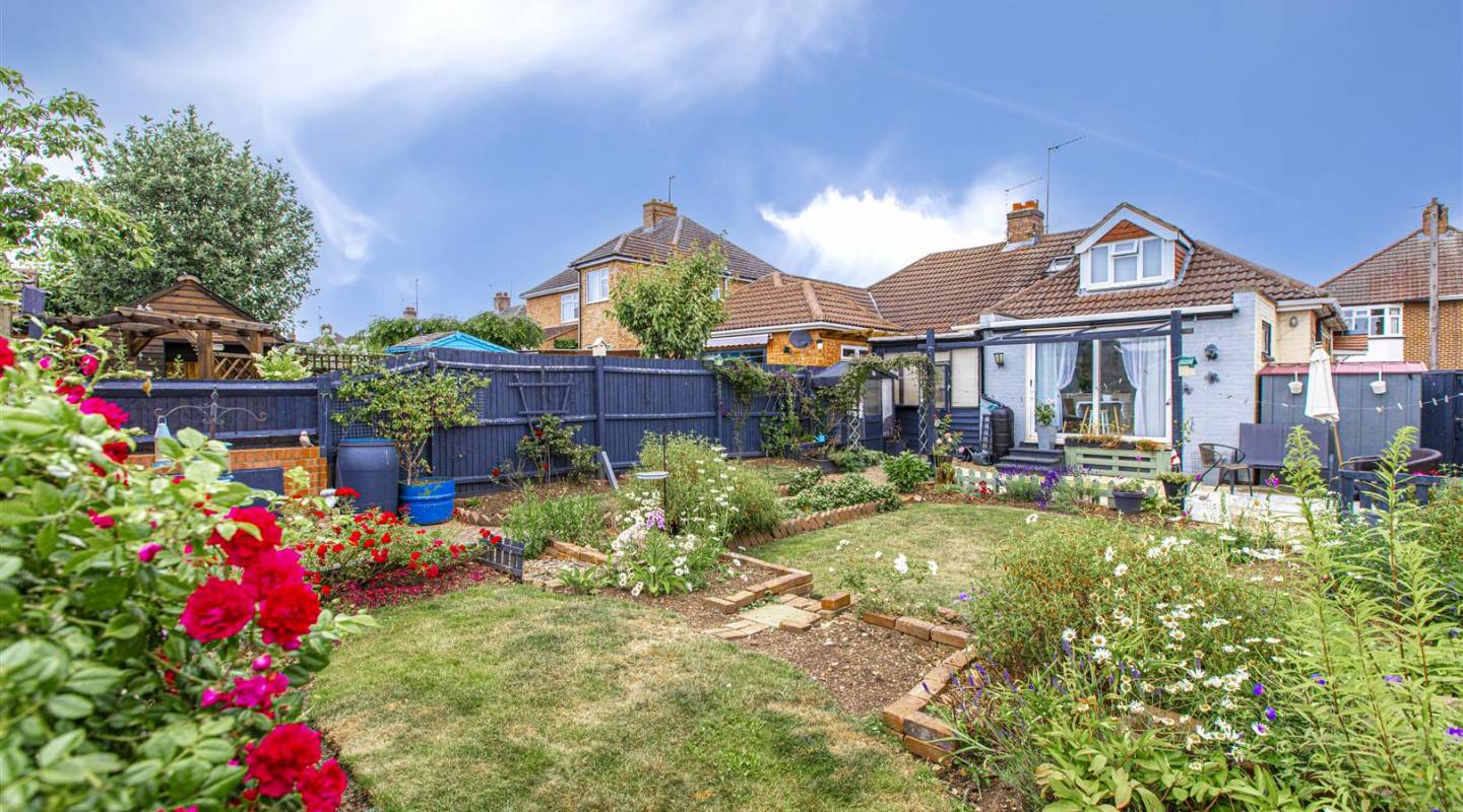 Whitney Road, Burton Latimer, NN15 5SL Chris The Estate Agent